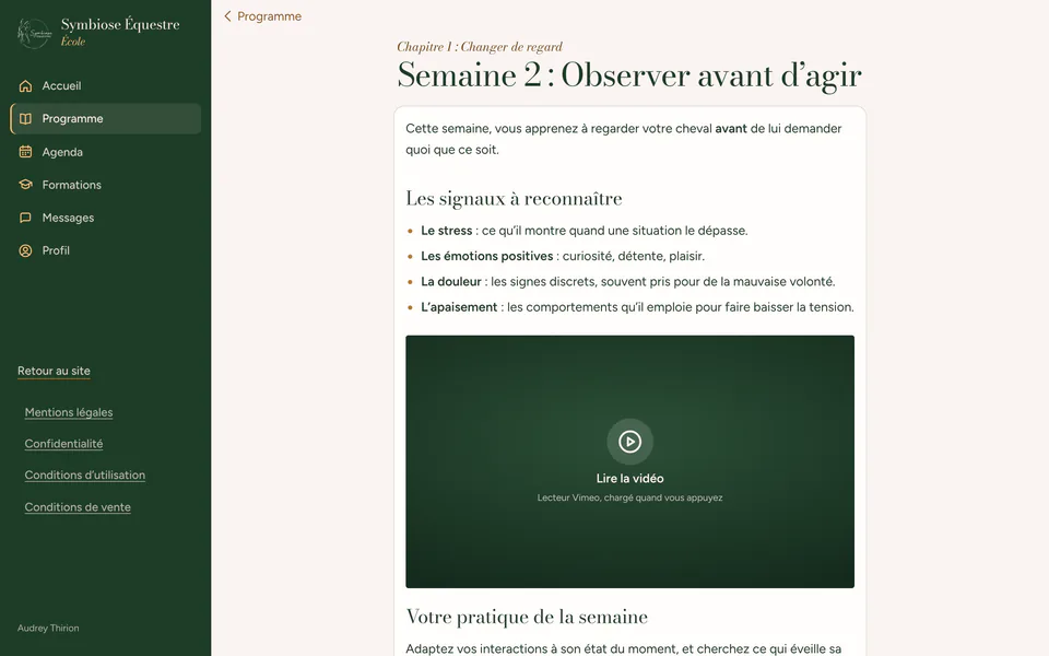 Une leçon de l’École sur un ordinateur : « Semaine 2 : Observer avant d’agir », avec le texte de la semaine, une vidéo et la pratique à faire chez vous.